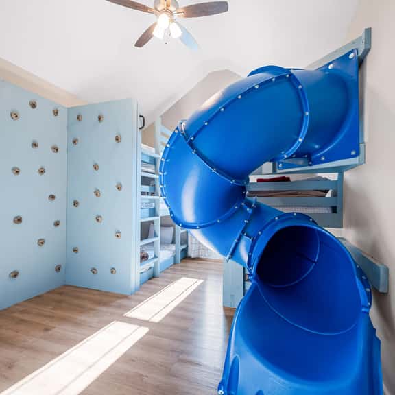 Theo's Saddle Ridge Lodge - Image 1